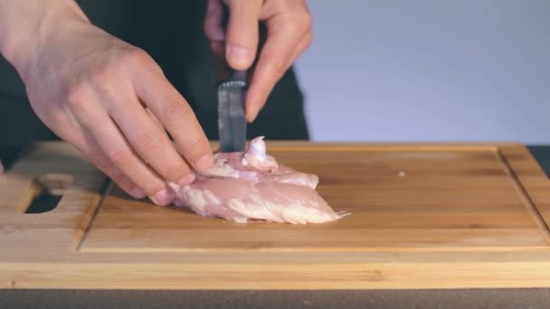 Kucharz Cięcie świeżego kurczaka Filet — Wideo stockowe