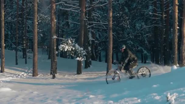 Radfahrer fährt auf Elektro-Fahrrad im Schnee — Stockvideo