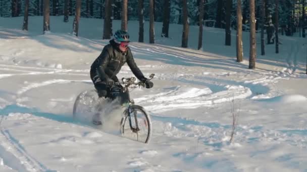 Cyklista na elektrickém kole ve sněhu — Stock video