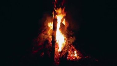 Gece Yanan Kamp Ateşi - Yakın plan