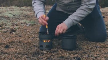 Turist Ormanda Konserve Ton Balığı Pişiriyor