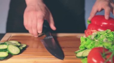Kesme tahtasındaki Kırmızı Paprika 'yı Kesen Şef