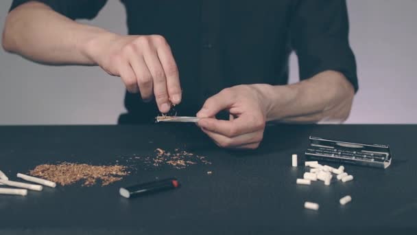 Uomo rotolamento una sigaretta fatta a mano — Video Stock