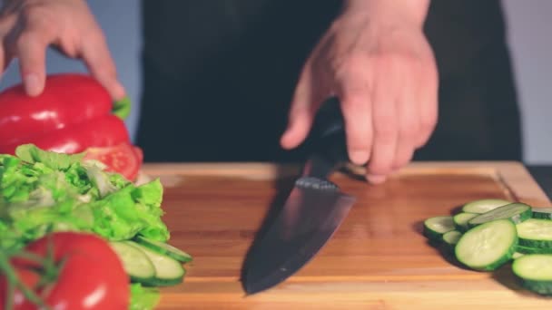 Chef Slicing Red Paprika στο Διοικητικό Συμβούλιο κοπής — Αρχείο Βίντεο