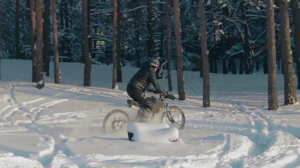 Radfahrer fährt auf Elektro-Fahrrad im Schnee — Stockvideo