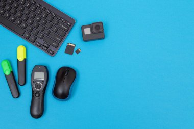 Mavi Masa Üzerinde Dijital Aletleri Olan Çalışma Yeri