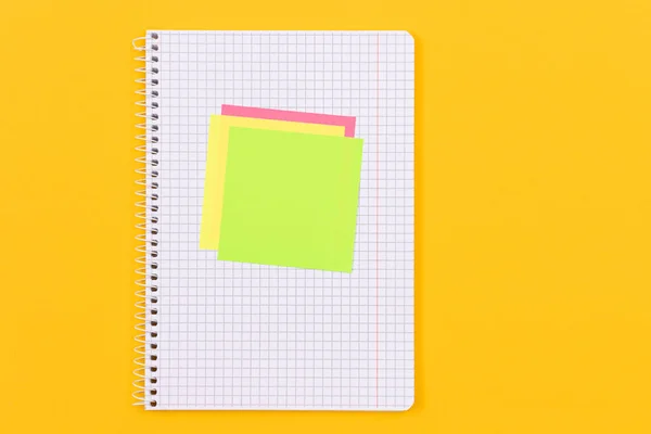 Un bloc de notas con notas adhesivas en la tabla amarilla — Foto de Stock