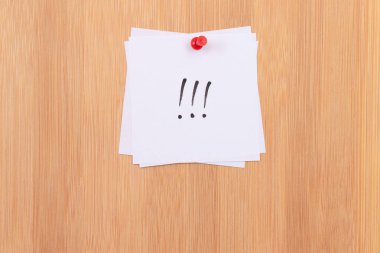 Tahta Mesaj Panosuna iliştirilmiş Üç Ünlem İşaretli Beyaz Yapışkan Notlar