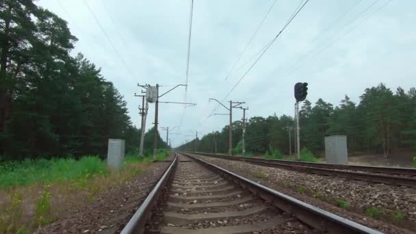 Movimento suave ao longo da estrada de ferro europeia — Vídeo de Stock