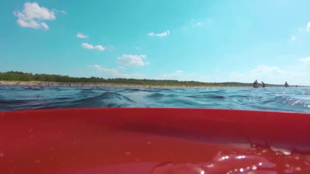 Superficie del mar con olas en el soleado día de verano — Vídeos de Stock