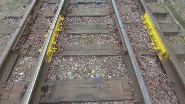 Smidig rörelse längs den gamla europeiska järnvägen — Stockvideo