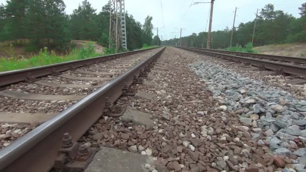Movimiento suave a lo largo del ferrocarril europeo — Vídeo de stock