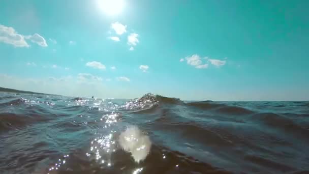 Superficie sobre y bajo el mar en Sunny Summer Beach — Vídeo de stock