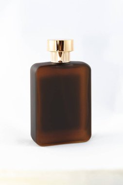 Beyaz Arkaplanda Erkekler İçin Kahverengi Kibrit Şişesi