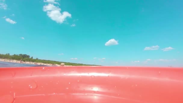 Επιφάνεια της θάλασσας με κύματα σε ηλιόλουστη μέρα του καλοκαιριού — Αρχείο Βίντεο