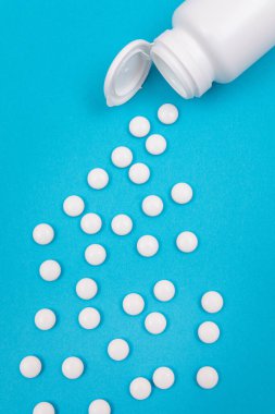 İlaç Endüstrisi ve İlaç Ürünleri - Mavi Arkaplanda Beyaz Haplar