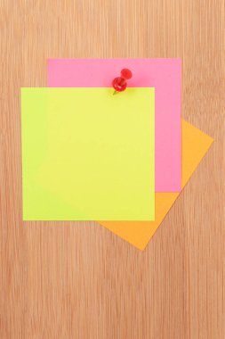 Renkli Yapışkan Notlar Tahta İleti Panosuna Bağlandı