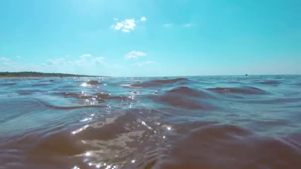 Sobre e sob a superfície do mar em Sunny Summer Beach — Vídeo de Stock