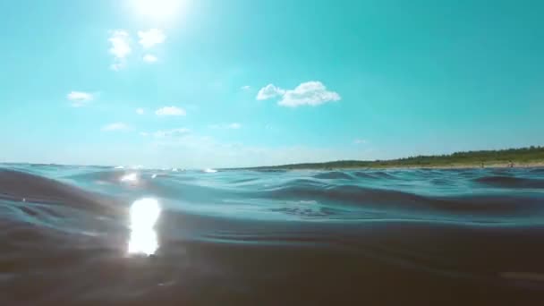 Över och under havsytan vid Sunny Summer Beach — Stockvideo