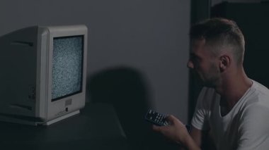 Zihin Kontrolü - Beyaz tişörtlü Zombi TV kanallarını değiştirdi