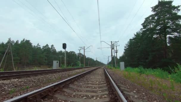 Movimiento suave a lo largo del ferrocarril europeo — Vídeo de stock