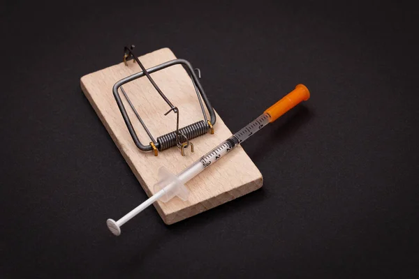 Toxicodependente ou risco de heroína - Seringa de insulina com dose de drogas em Mousetrap — Fotografia de Stock