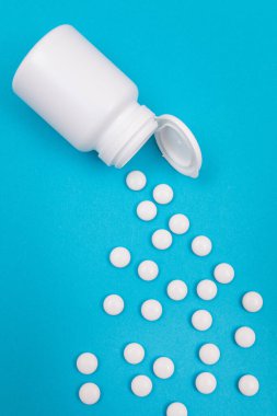 İlaç Endüstrisi ve İlaç Ürünleri - Mavi Arkaplanda Beyaz Haplar