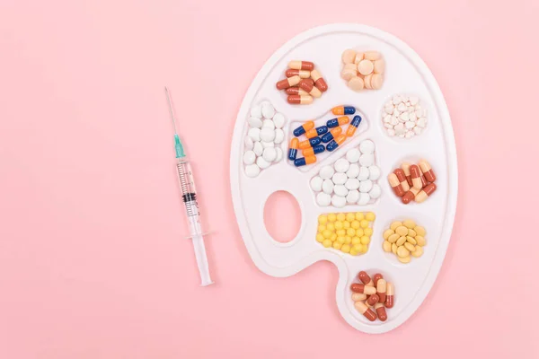 Indústria Farmacêutica e Medicamentos - Diferentes comprimidos coloridos — Fotografia de Stock