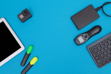 Mavi Masa Üzerinde Dijital Aletleri Olan Çalışma Yeri