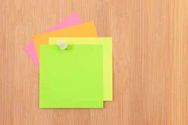 Renkli Yapışkan Notlar Tahta İleti Panosuna Bağlandı