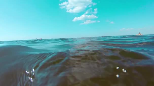 Sur et sous la surface de la mer à Sunny Summer Beach — Video