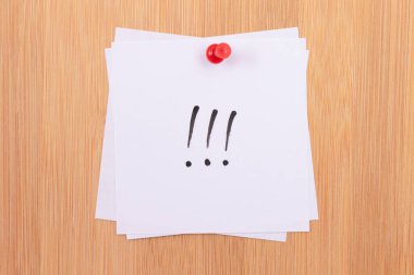 Tahta Mesaj Panosuna iliştirilmiş Üç Ünlem İşaretli Beyaz Yapışkan Notlar