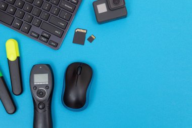 Mavi Masa Üzerinde Dijital Aletleri Olan Çalışma Yeri