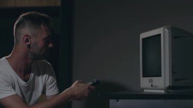 Zihin Kontrolü - Beyaz tişörtlü Zombi TV kanallarını değiştirdi