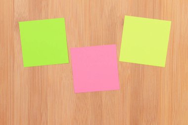 Renkli Yapışkan Notlar Tahta İleti Panosuna Bağlandı