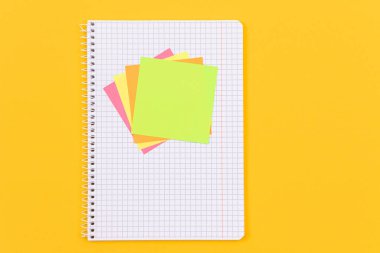 Sarı Masa Üzerine Yapışkan Notlar Olan Bir Not Defteri