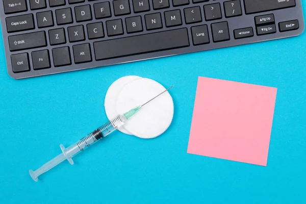 Impf- oder Reimpfkonzept - eine medizinische Spritze am Blauen Tisch — Stockfoto