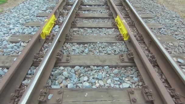 Плавное движение вдоль старой Европейской железной дороги — стоковое видео