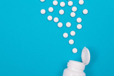 İlaç Endüstrisi ve İlaç Ürünleri - Mavi Arkaplanda Beyaz Haplar