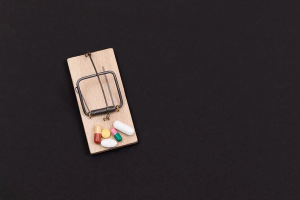 Comprimidos em Mousetrap de madeira - Dependência Farmacêutica — Fotografia de Stock