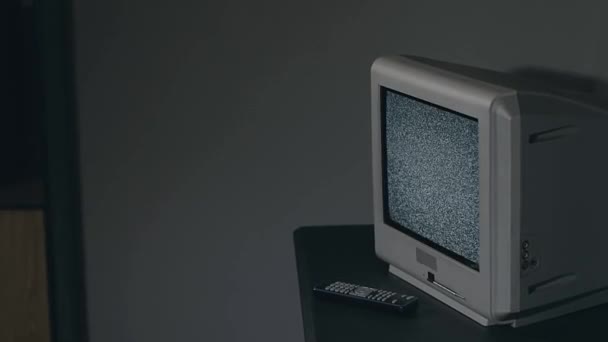 Broken Television - Régi ezüst TV a fekete asztalon a sötét szobában — Stock videók