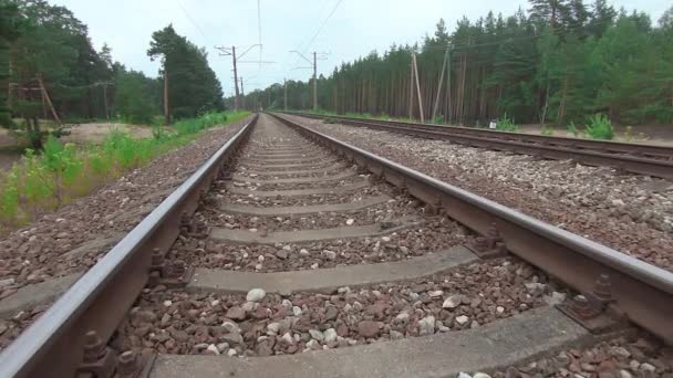 Movimiento suave a lo largo del ferrocarril europeo — Vídeo de stock