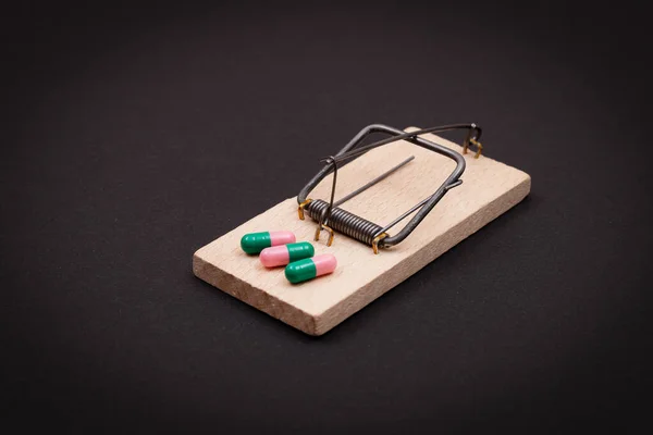木製マウストラップの薬-薬理中毒 — ストック写真