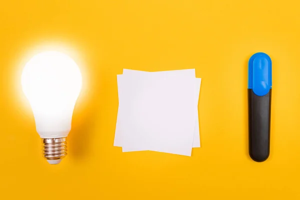Lámpara de ahorro de energía brillante con papel blanco — Foto de Stock