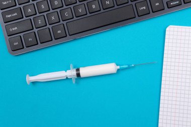 Aşı ya da Yeniden Aşılama Konsepti - Mavi Masa Üzerine Bir Tıbbi Şırınga