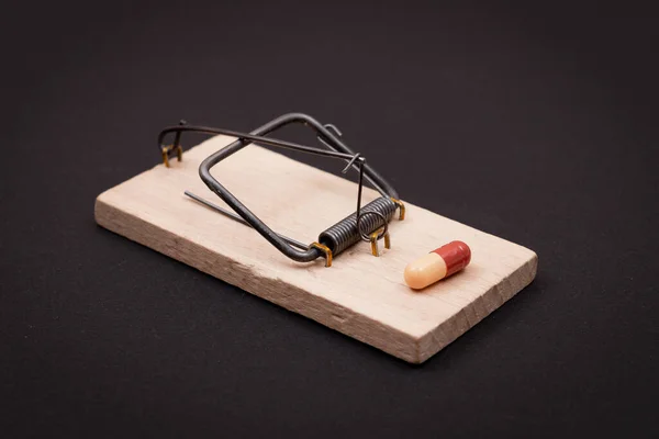 Pílula ou cápsula colorida em Mousetrap de madeira - Dependência Farmacêutica — Fotografia de Stock