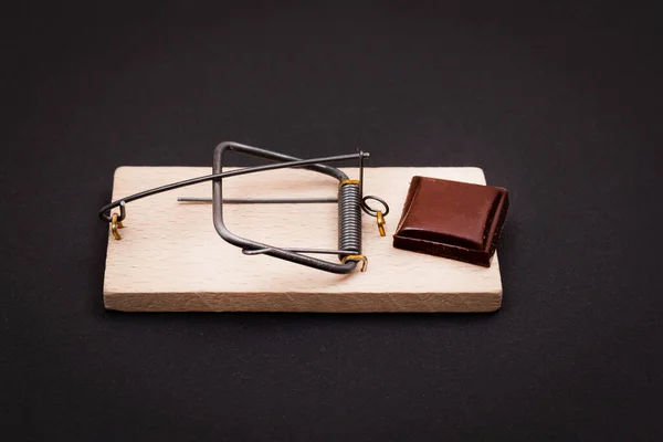 Dependência de chocolate - Sweet Wedge of Milk Chocolate in Wooden Mousetrap — Fotografia de Stock