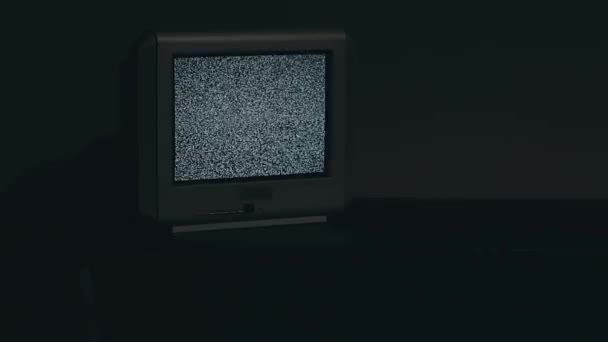 Разбитый телевизор - старый серебряный телевизор на черном столе в темной комнате — стоковое видео