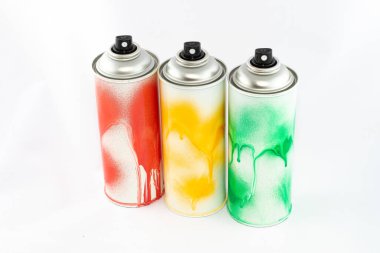 Beyaz Arkaplanda Üç Renkli Sprey Boya Kutusu