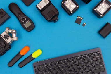 Mavi Masa Üzerinde Dijital Aletleri Olan Çalışma Yeri